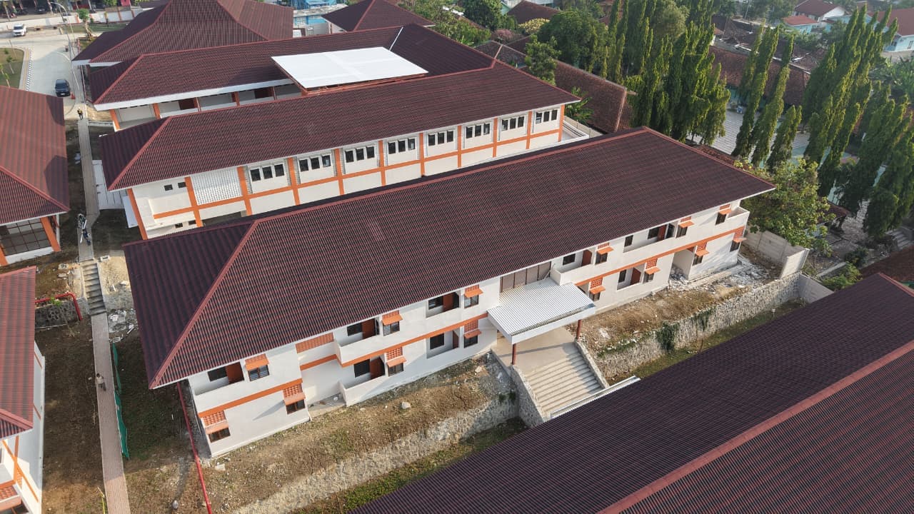 Gedung asrama dua lantai dilihat dari dekat