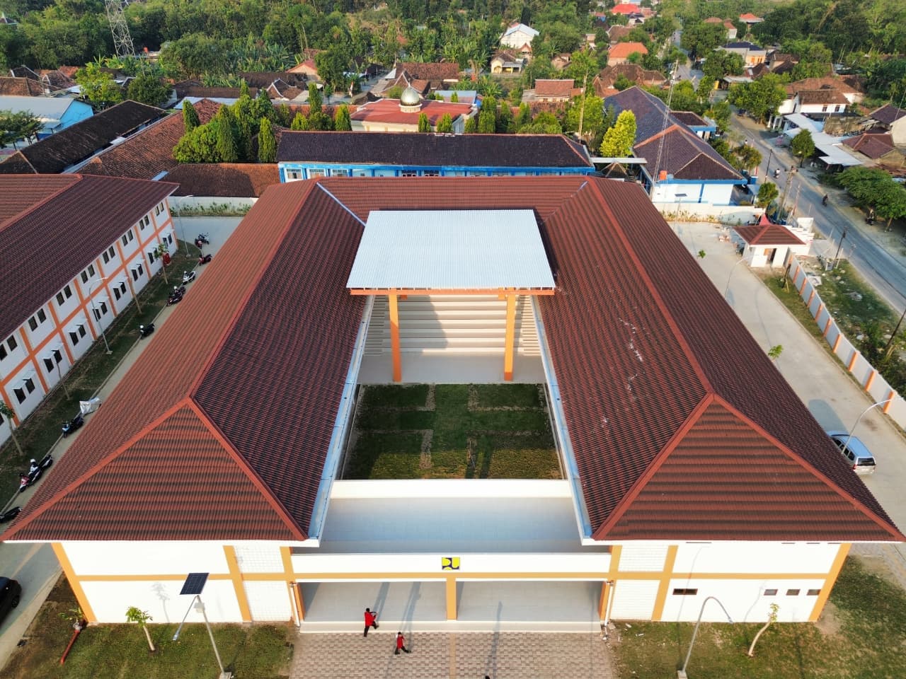Gedung utama dengan halaman dalam terbuka