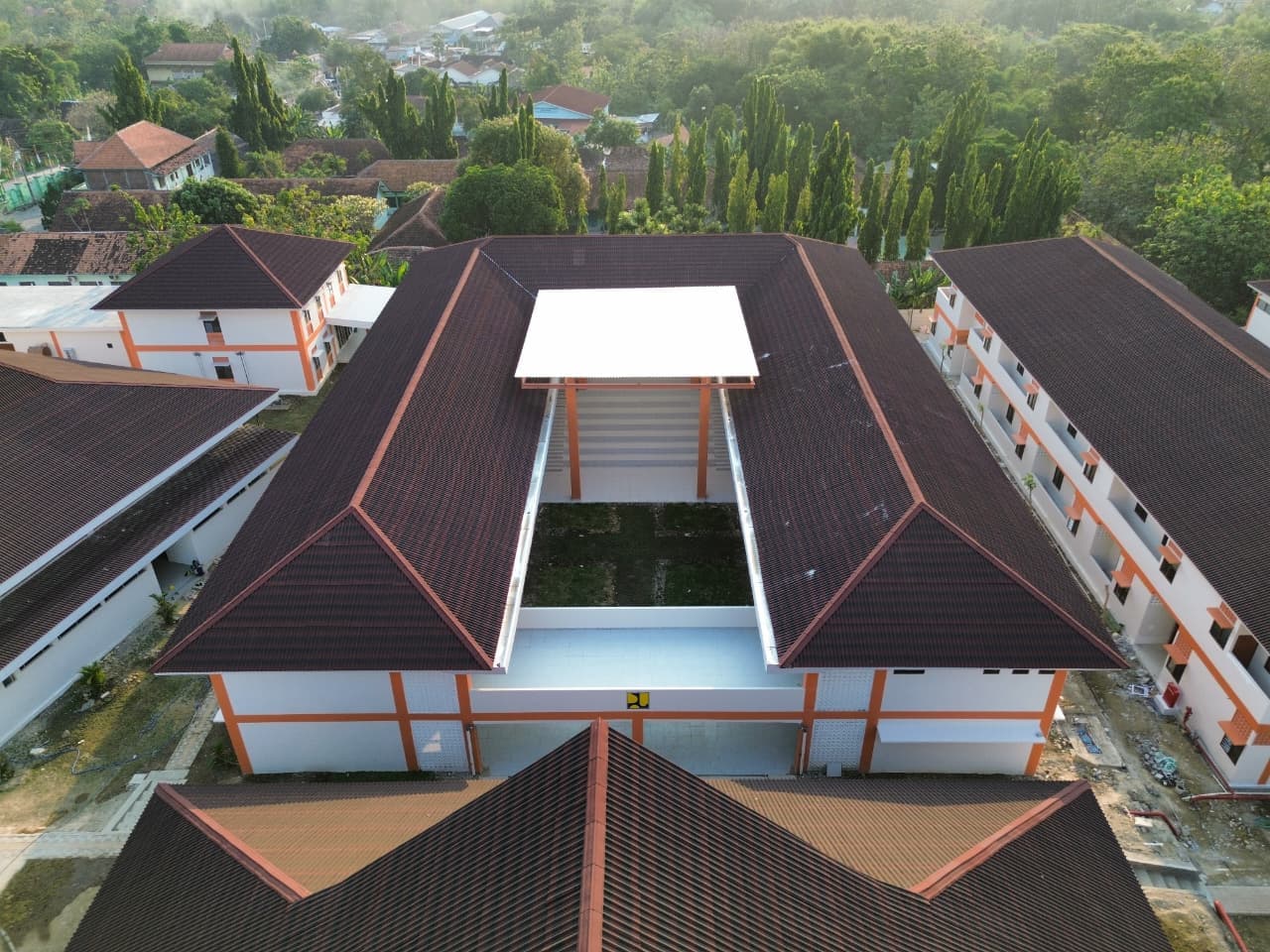 Gedung ruang kelas berlantai dua di sekitar halaman dalam