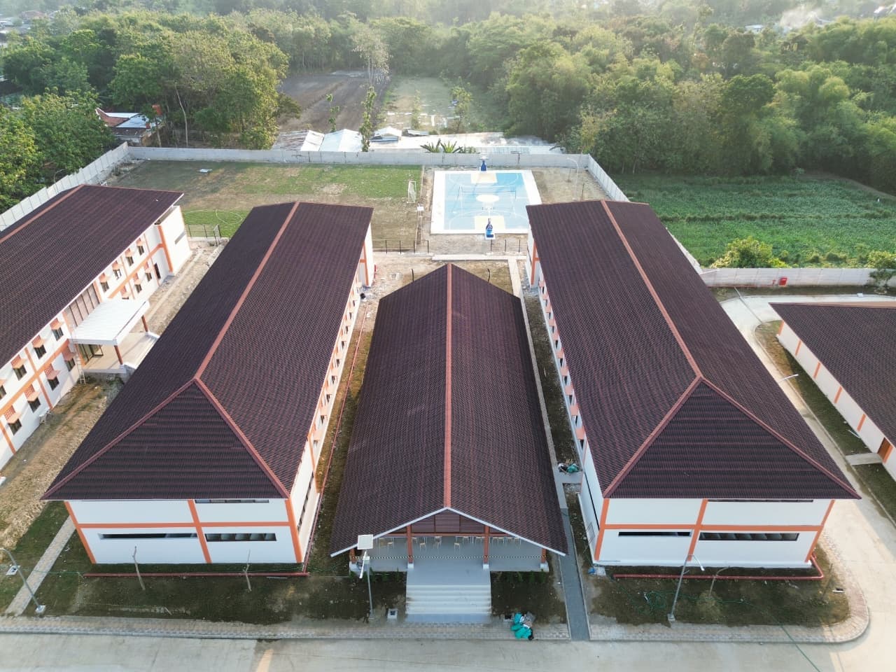 Ruang terbuka di antara gedung asrama dan lapangan