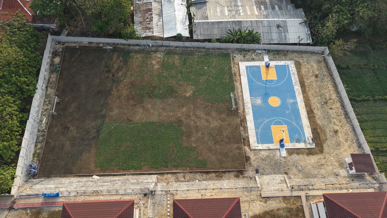 Lapangan sepak bola dan lapangan basket dilihat dari atas